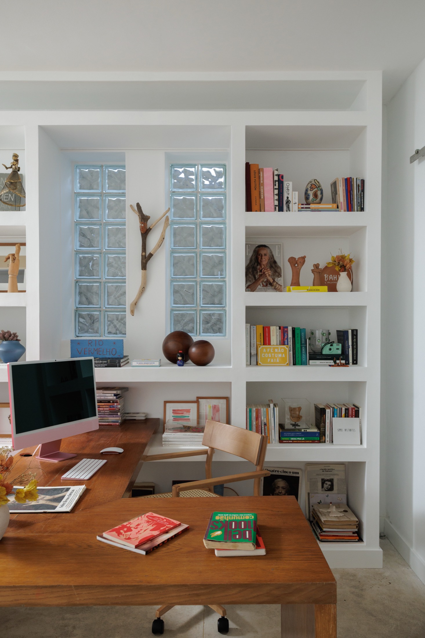 Home office produzido pela Loggia Mobili, no Jardim Botânico