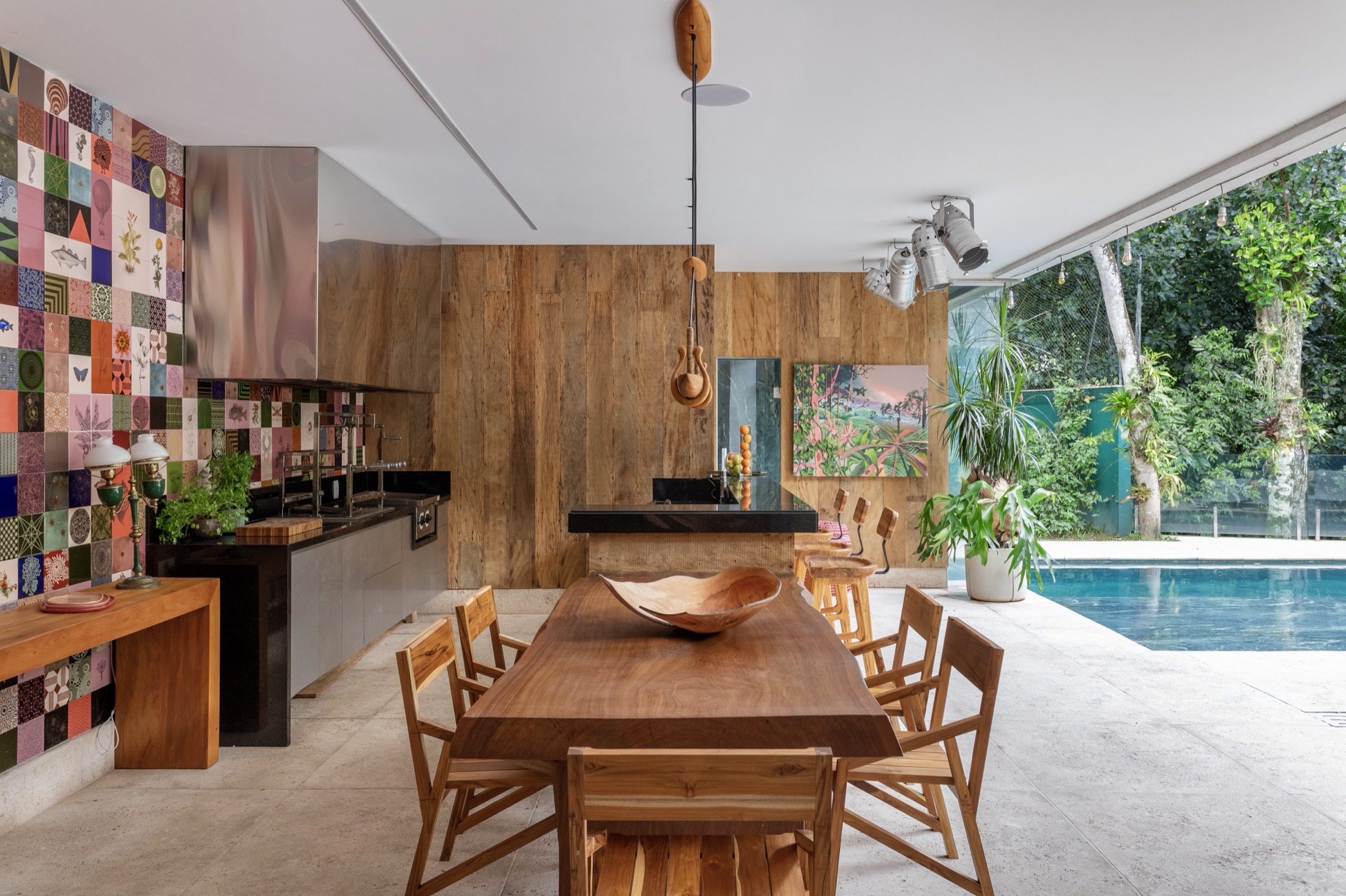 Varanda com área gourmet produzida pela Loggia Mobili, na Barra da Tijuca